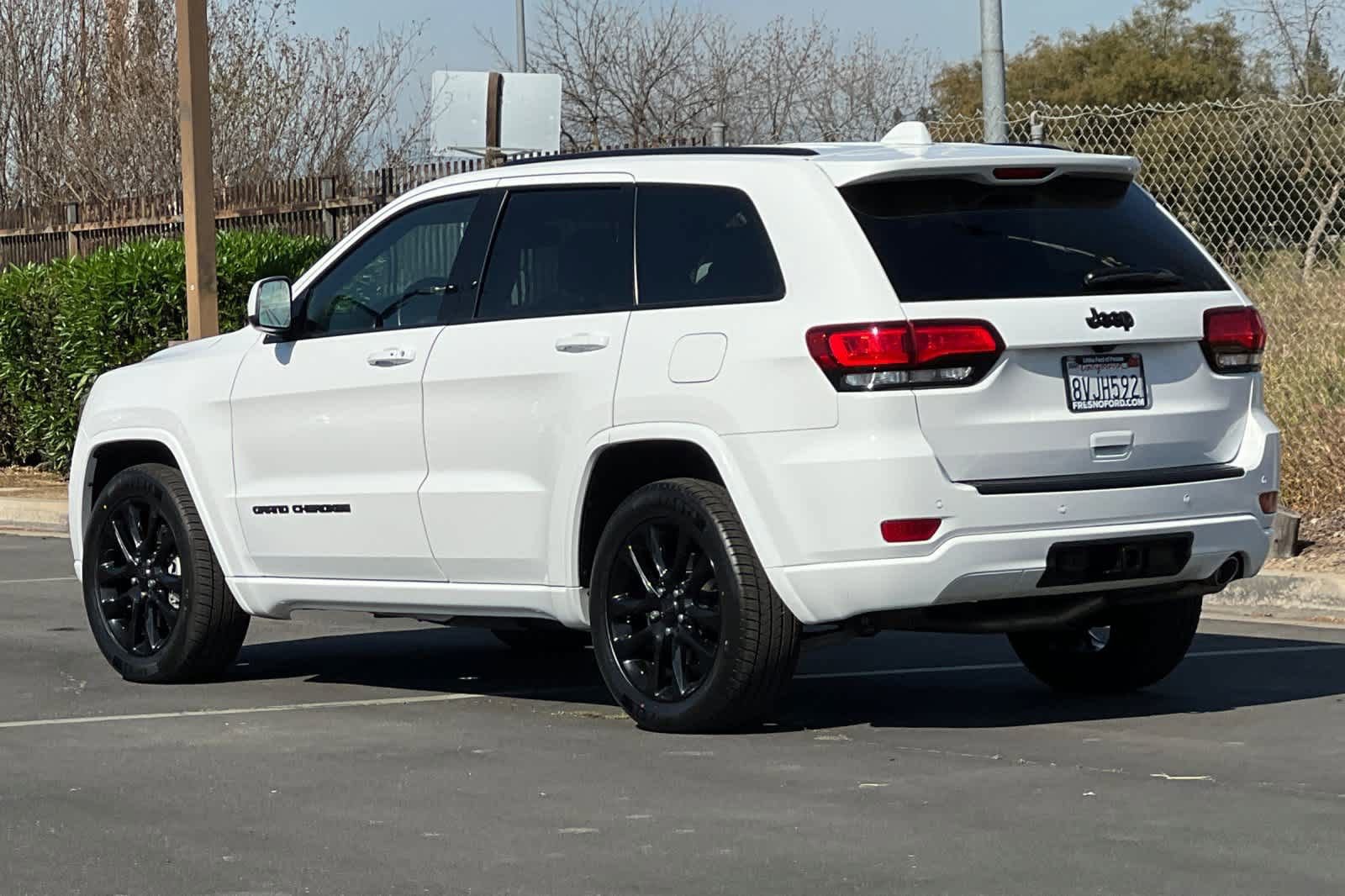 Used 2021 Jeep Grand Cherokee Laredo X image 3