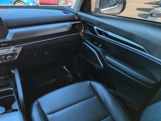 Used 2025 Kia Telluride LX FWD image 16