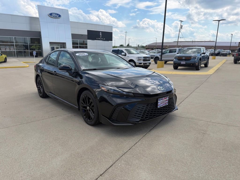 Used 2025 Toyota Camry SE FWD image 3
