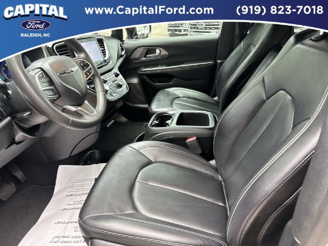 Used 2025 Chrysler Pacifica Select FWD image 18