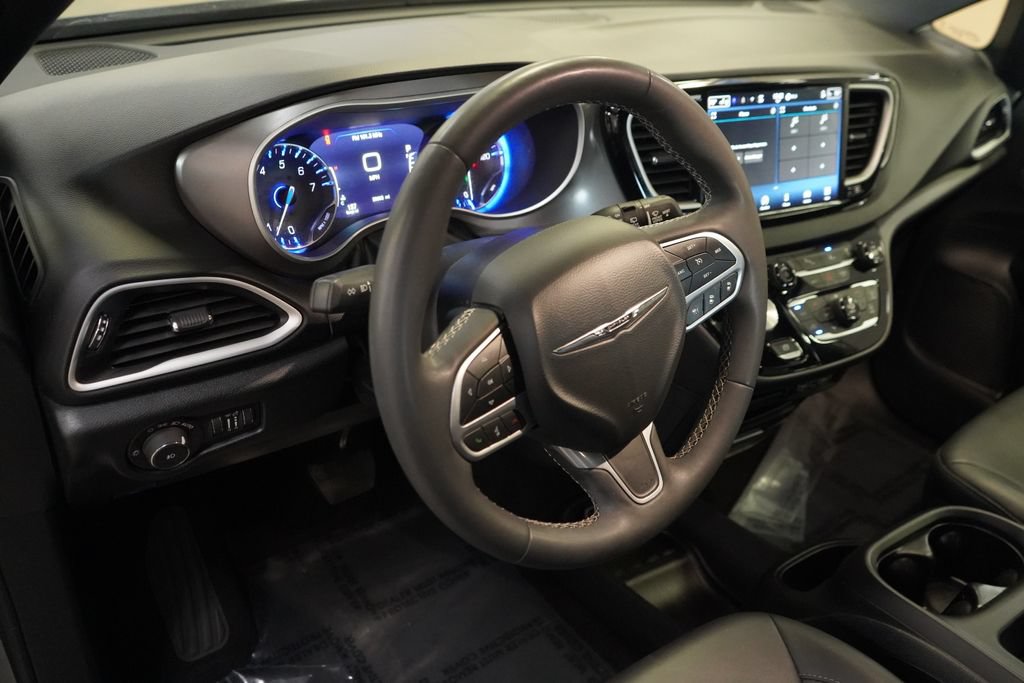 Used 2025 Chrysler Pacifica Select FWD image 14