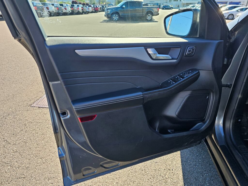 Certified 2025 Ford Escape Platinum AWD/4WD image 16