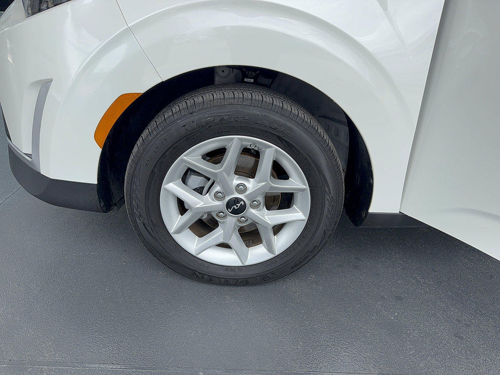 Used 2025 Kia Soul LX w/ LX Technology Package FWD image 32