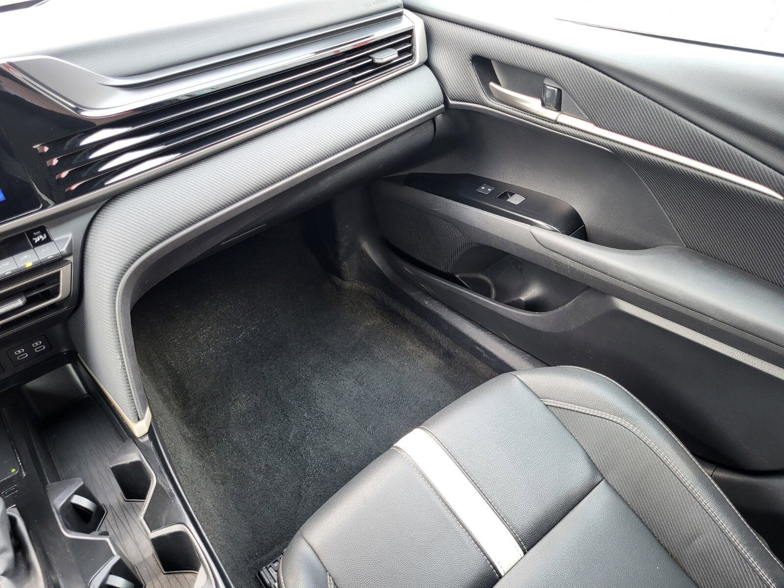 Used 2025 Toyota Camry SE FWD image 17