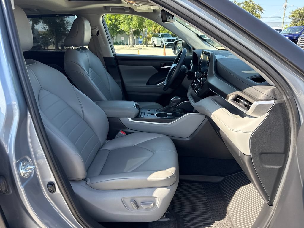 Used 2021 Toyota Highlander XLE FWD image 25