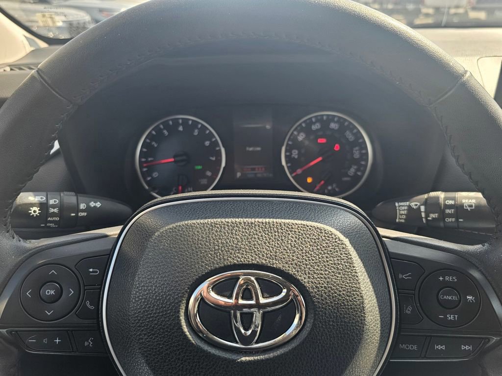 Used 2022 Toyota RAV4 XLE Premium image 21