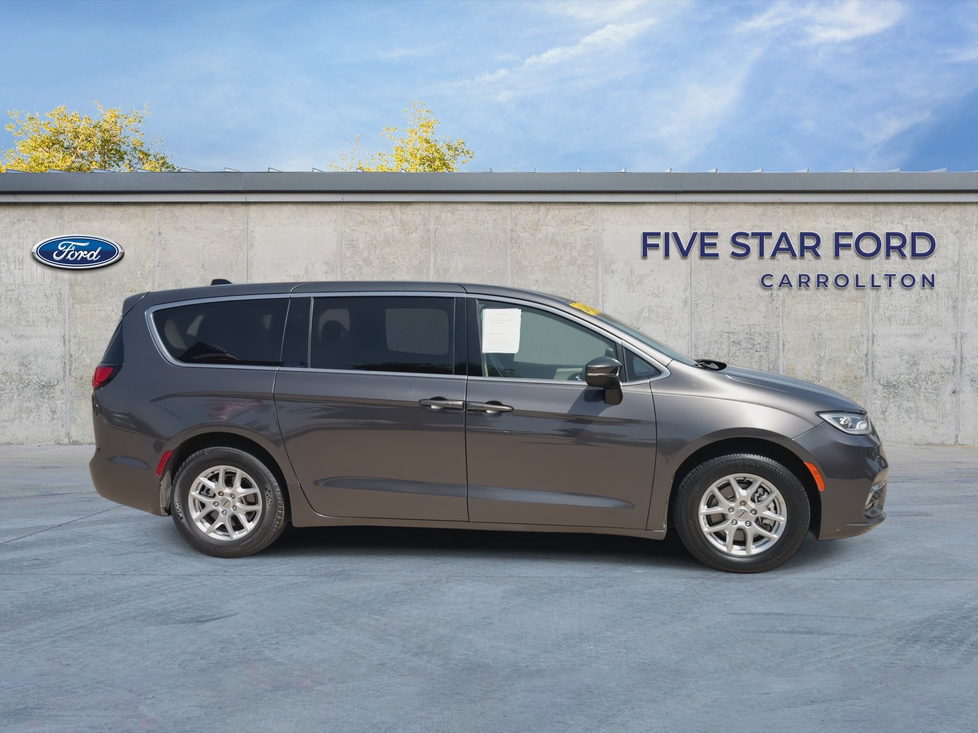 Used 2023 Chrysler Pacifica Touring-L FWD image 9