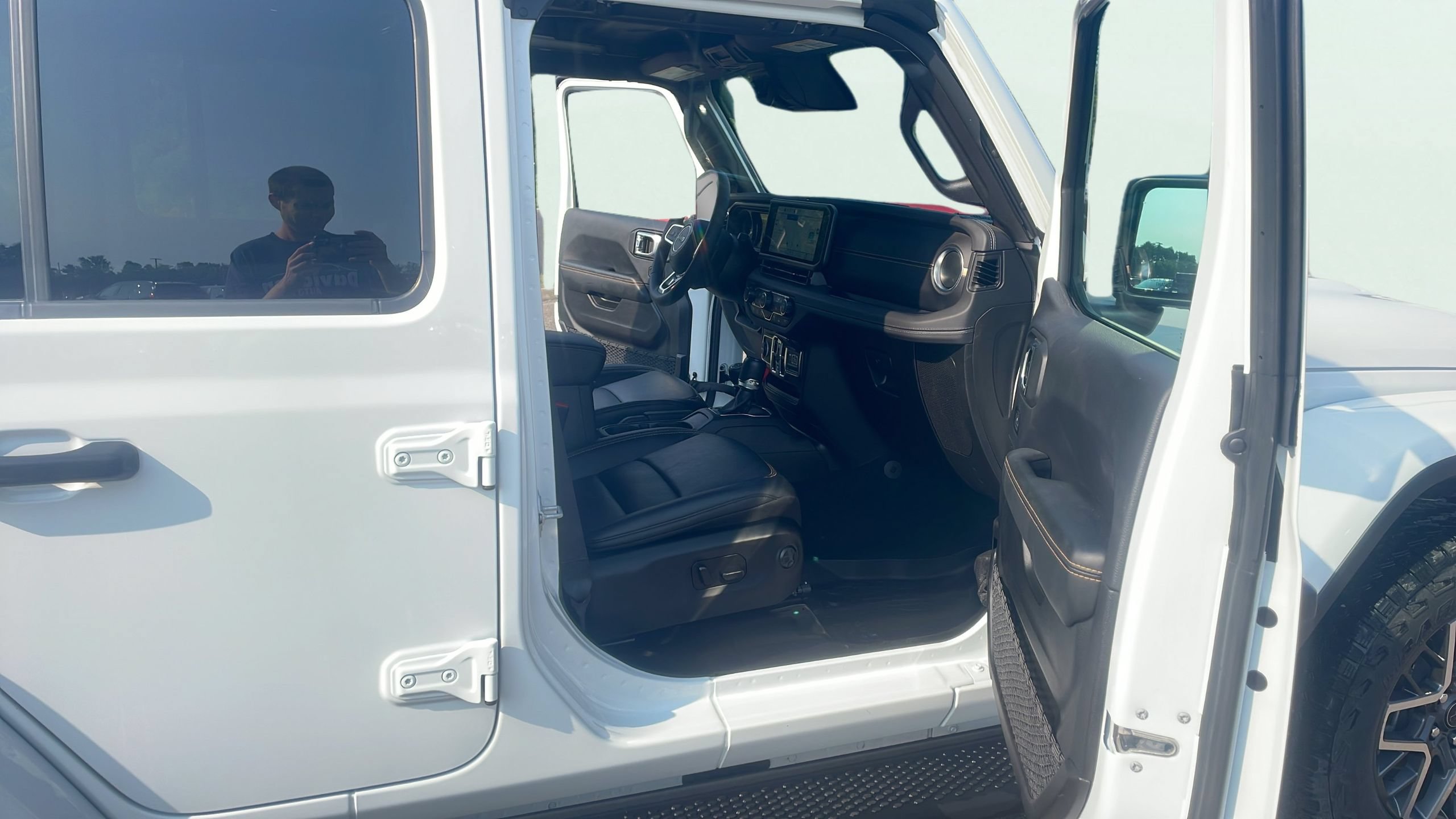 Used 2025 Jeep Wrangler Unlimited Sahara AWD/4WD image 18
