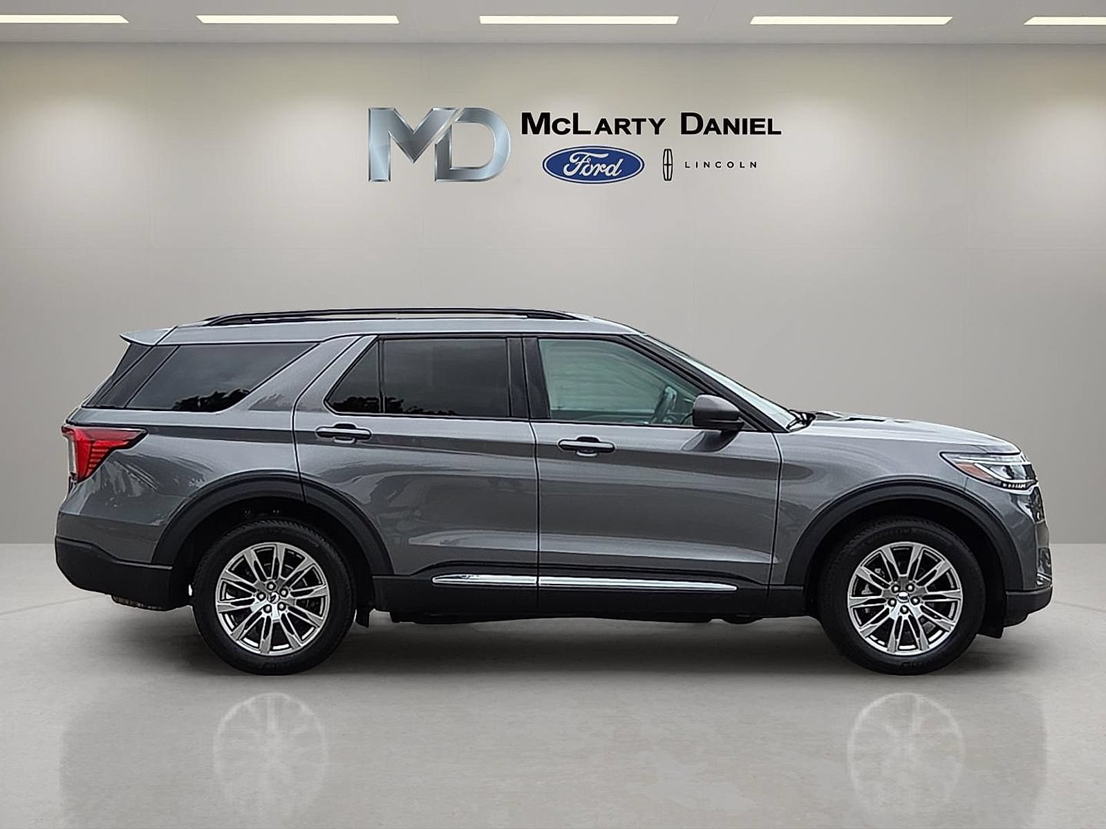 Certified 2025 Ford Explorer Active w/ Active Comfort Package AWD/4WD image 6