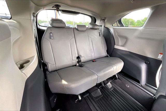 Used 2021 Toyota Sienna XLE FWD image 27