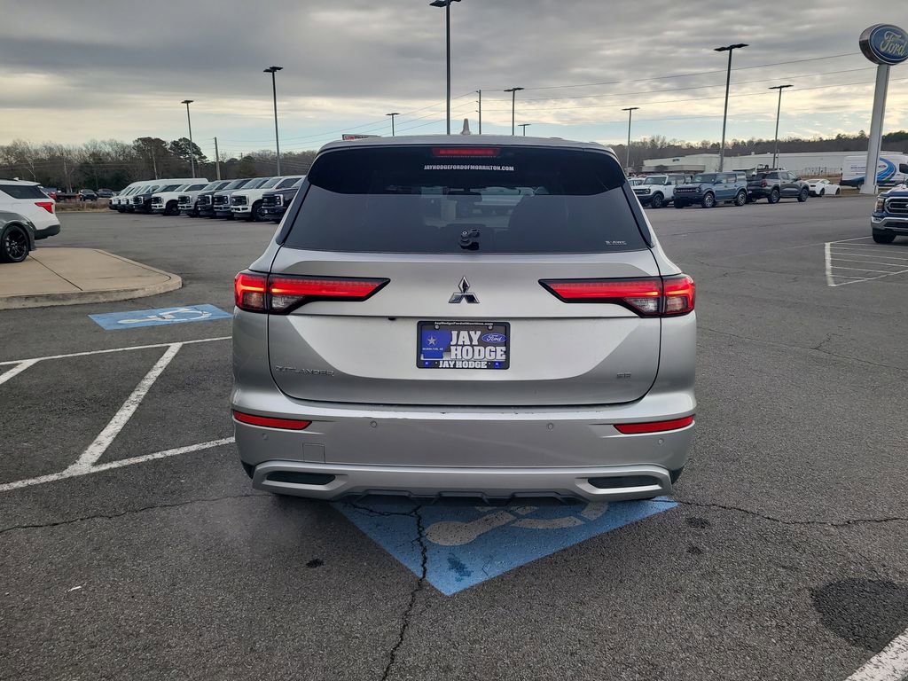 Used 2024 Mitsubishi Outlander SE image 4