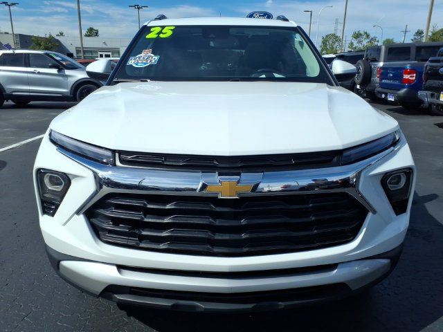 Used 2025 Chevrolet TrailBlazer LT w/ Convenience Package AWD/4WD image 2