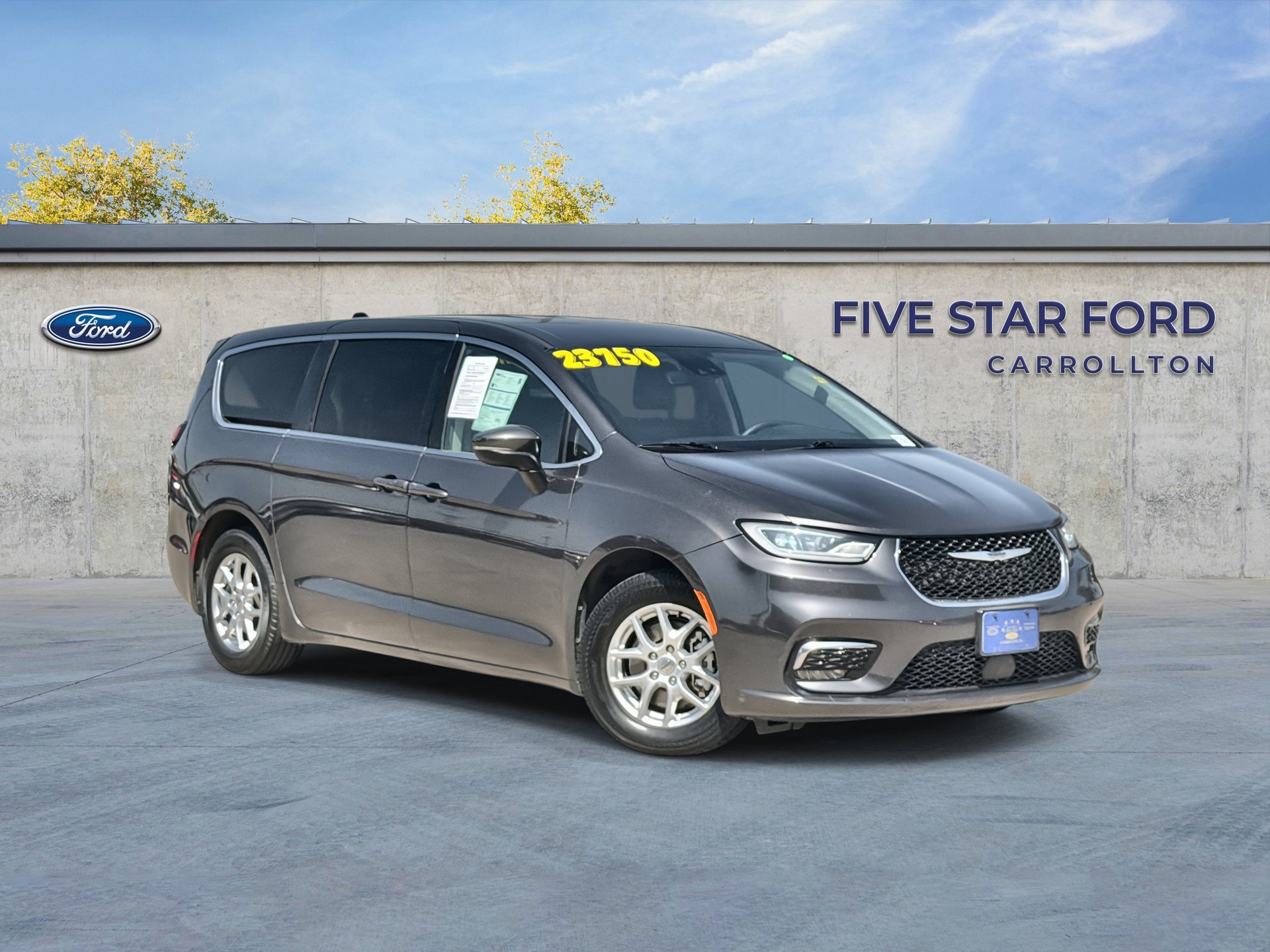 Used 2023 Chrysler Pacifica Touring-L FWD image 1