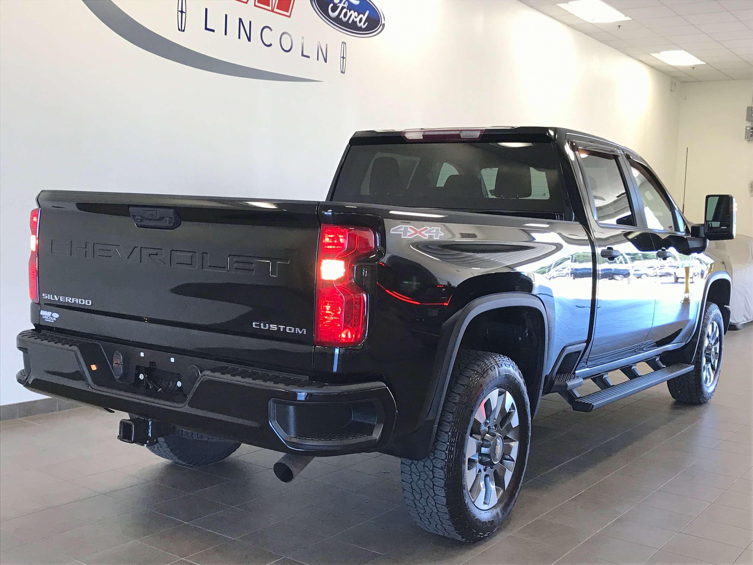 Used 2022 Chevrolet Silverado 2500 Custom w/ Custom Convenience Package AWD/4WD image 7