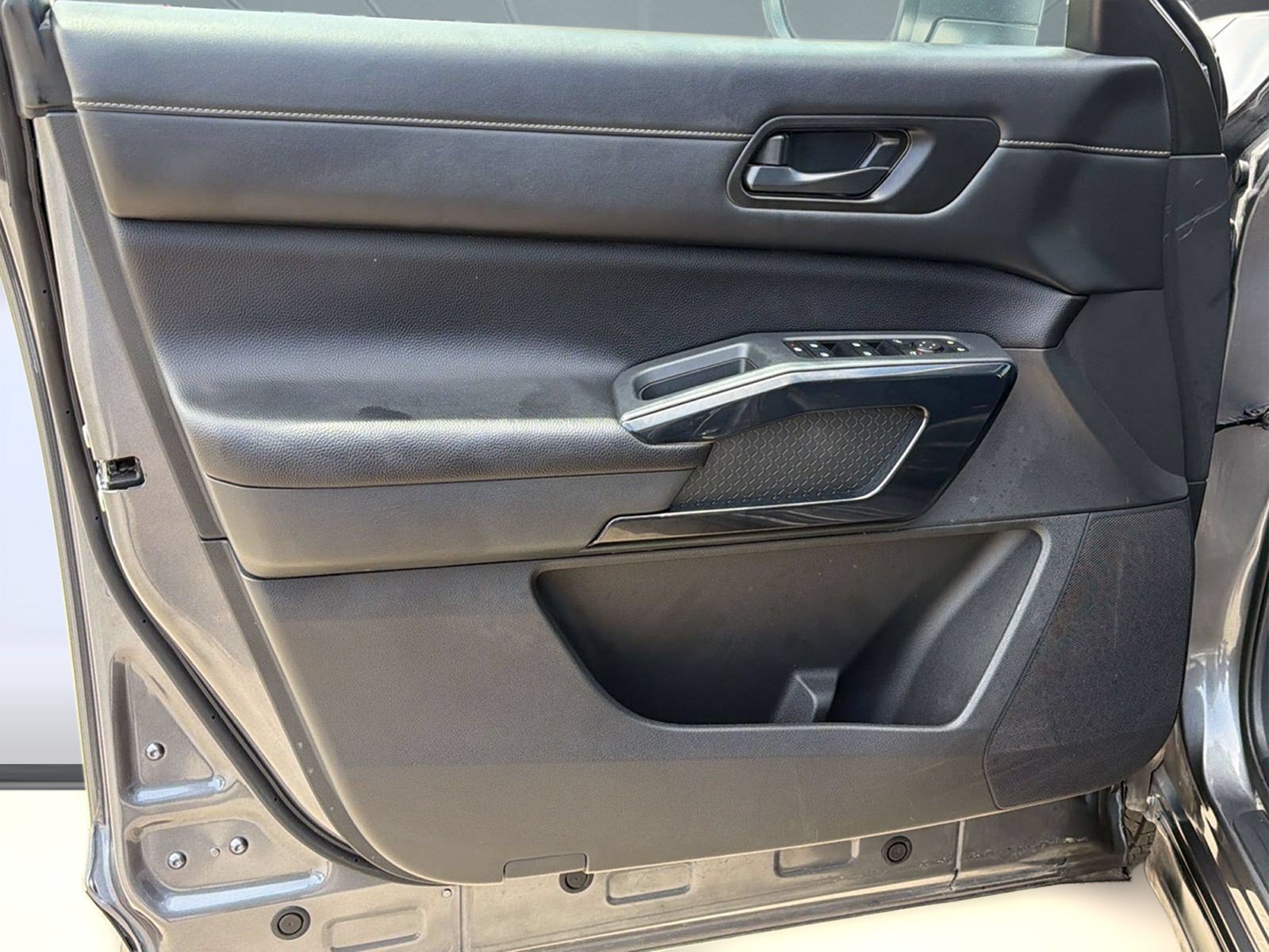Used 2025 Nissan Pathfinder SV FWD image 23