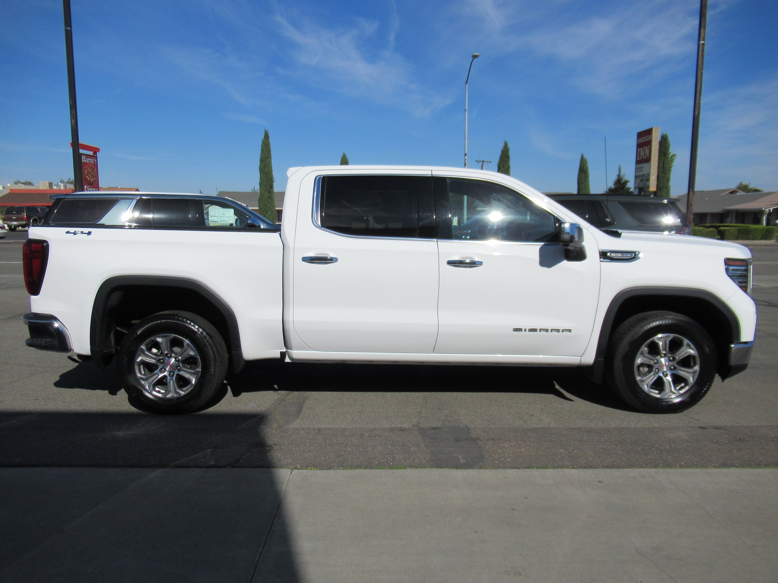 Used 2024 GMC Sierra 1500 SLT AWD/4WD image 4