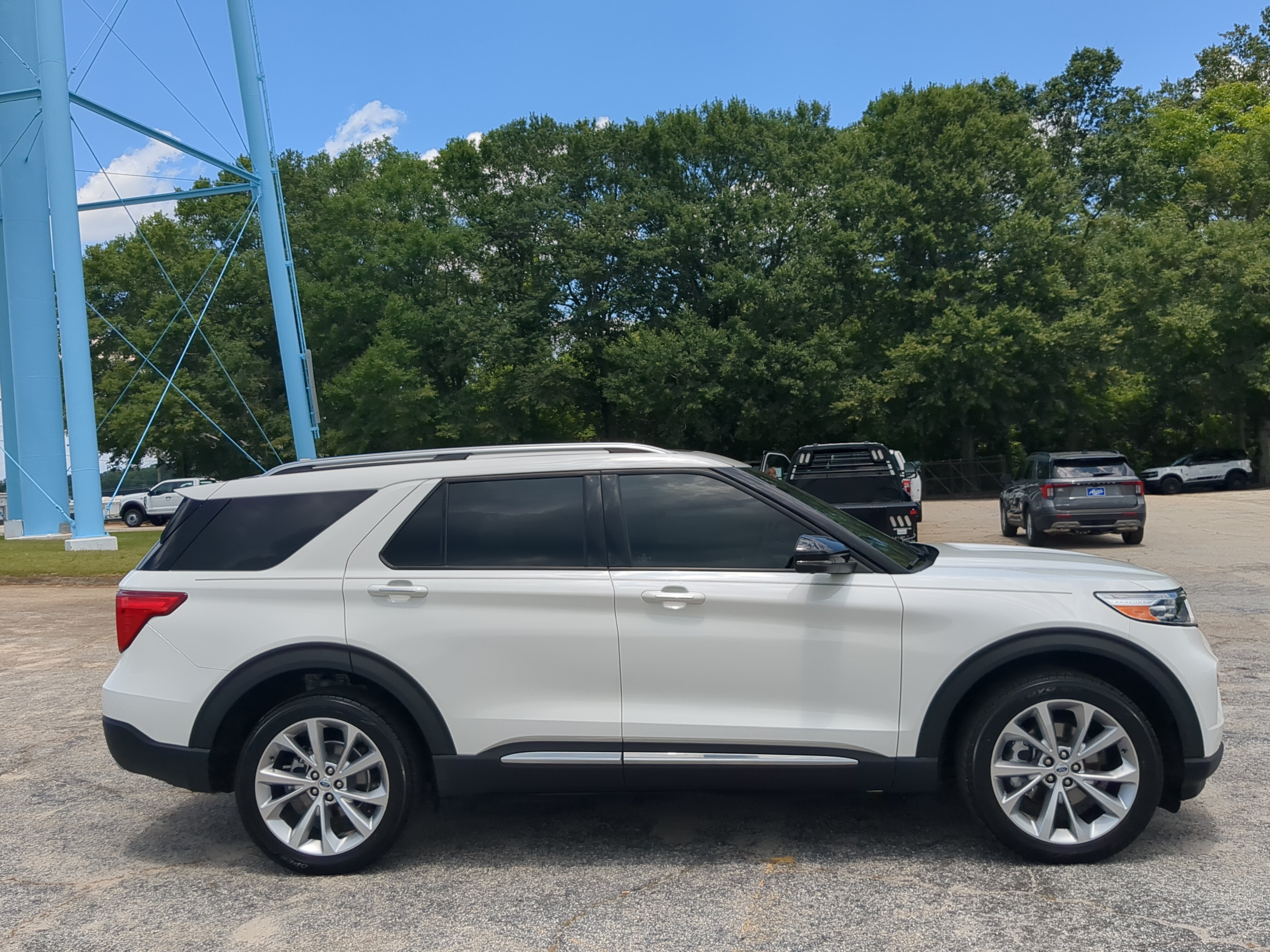 Certified 2023 Ford Explorer Platinum w/ Technology Package AWD/4WD image 2