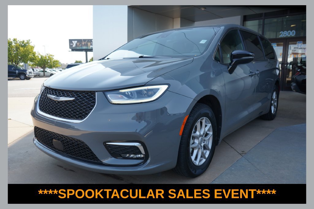 Used 2025 Chrysler Pacifica Select