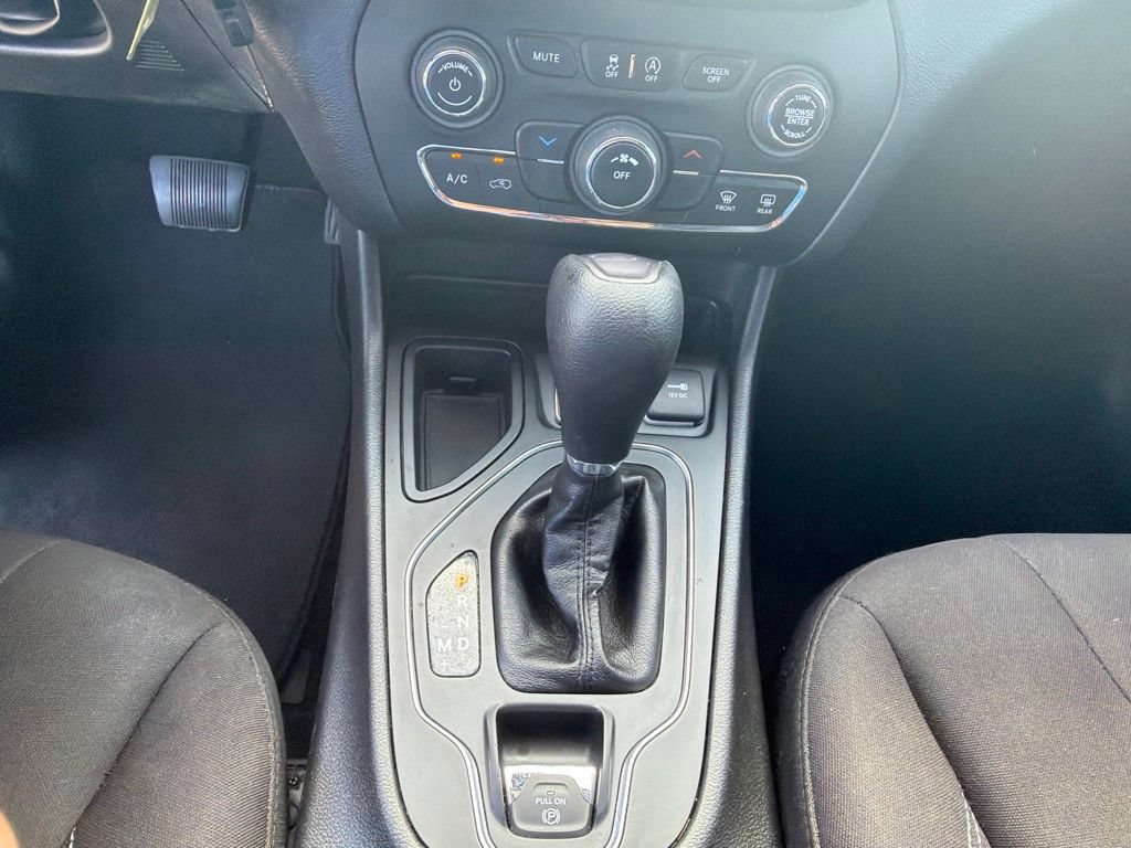 Used 2019 Jeep Cherokee Latitude w/ Popular Appearance Group FWD image 29