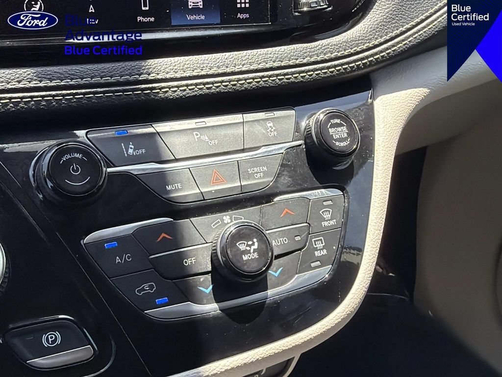 Used 2024 Chrysler Pacifica Limited FWD image 30