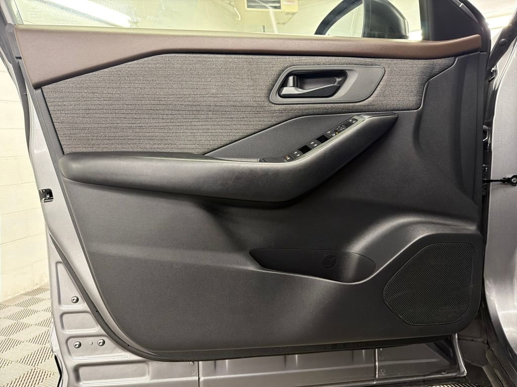 Used 2023 Nissan Rogue S image 16