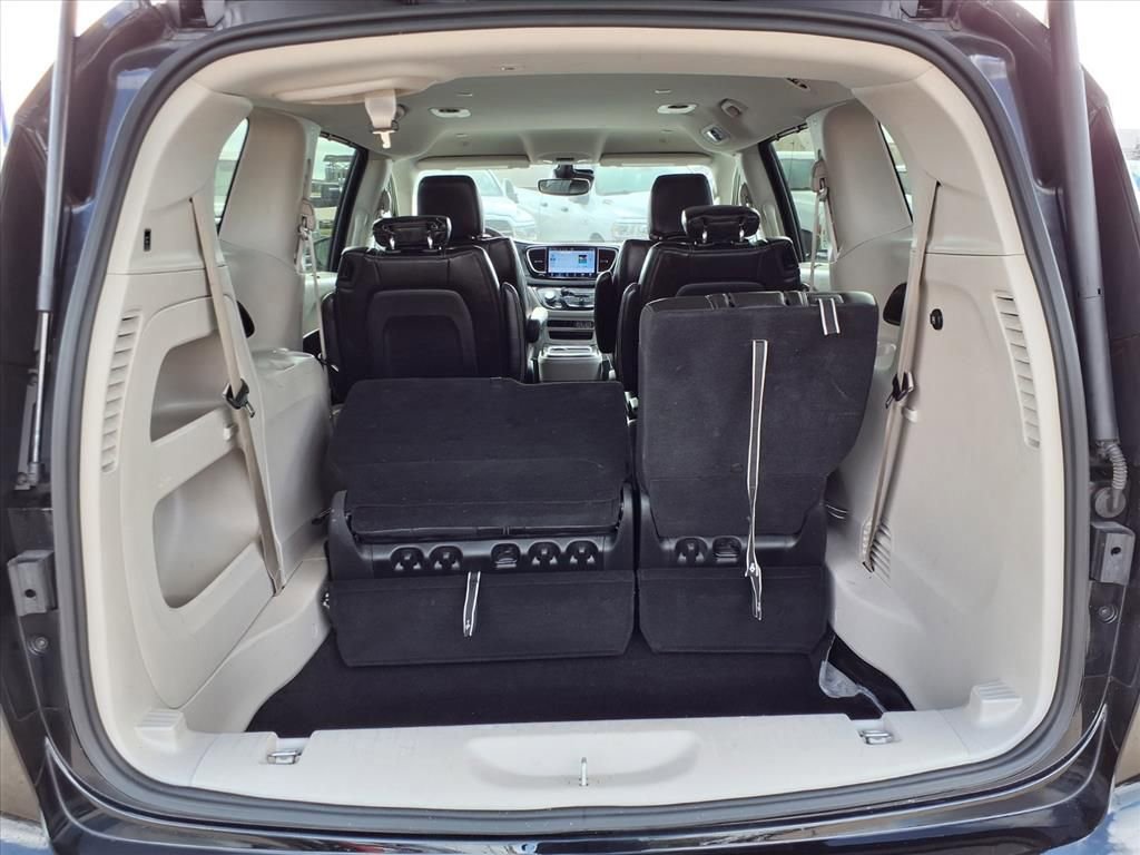 Used 2024 Chrysler Pacifica Touring-L image 32