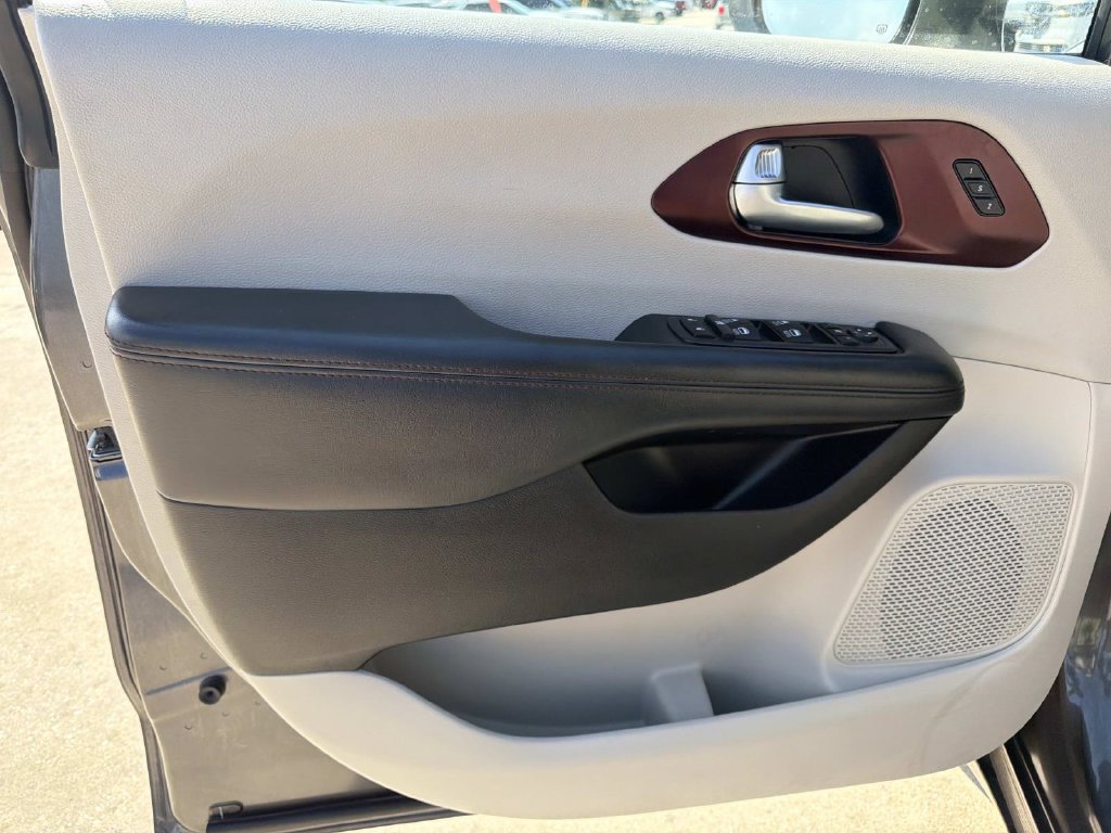 Used 2020 Chrysler Pacifica Limited w/ Advanced Safetytec Group FWD image 22