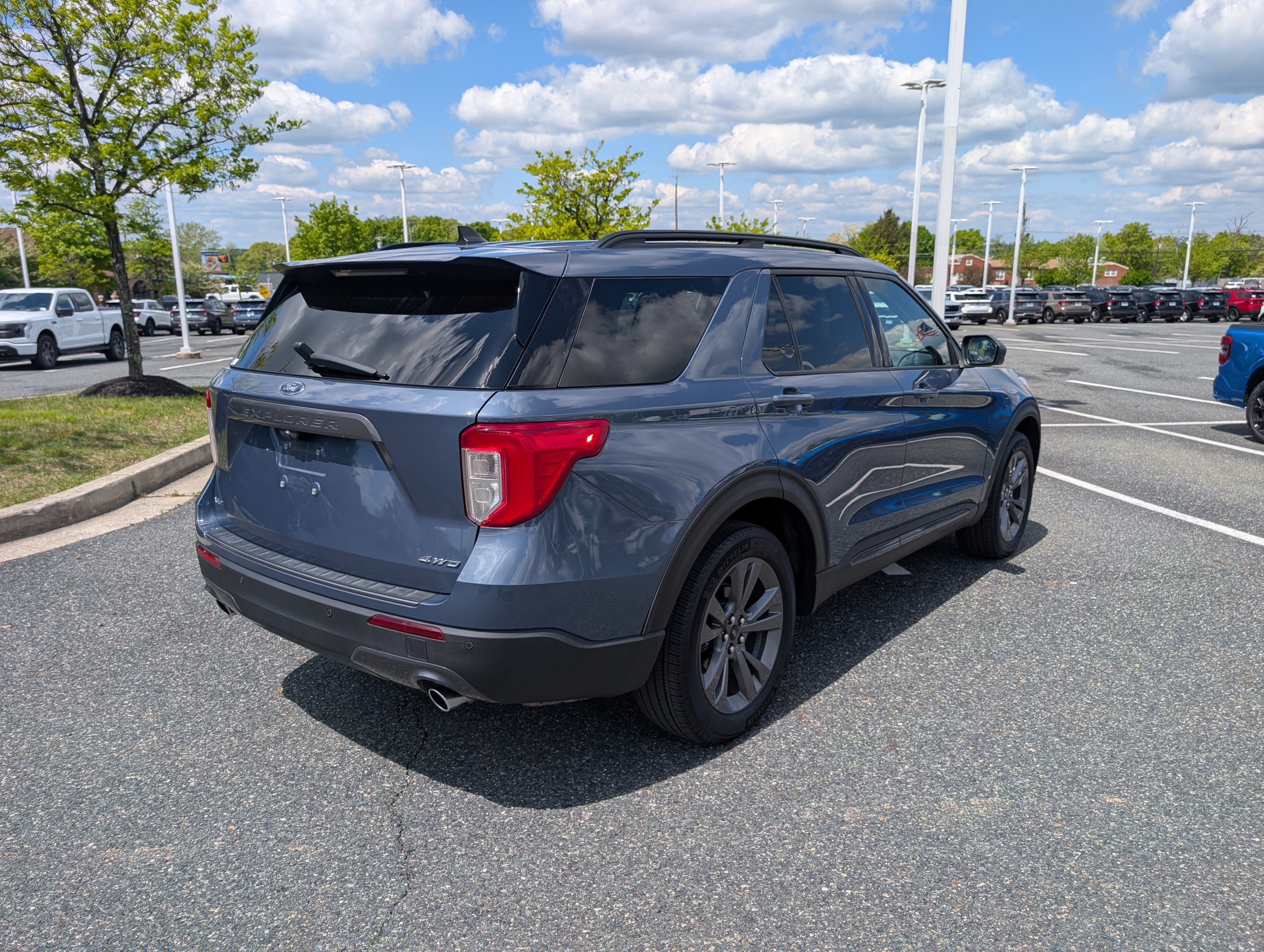 Certified 2021 Ford Explorer XLT w/ Equipment Group 202A AWD/4WD image 3