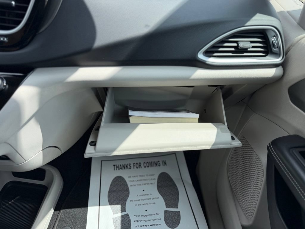 Used 2022 Chrysler Pacifica Touring-L FWD image 33