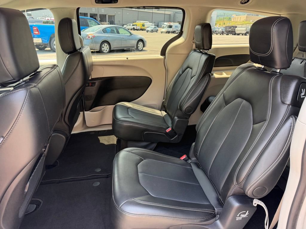 Used 2024 Chrysler Pacifica Touring-L FWD image 8