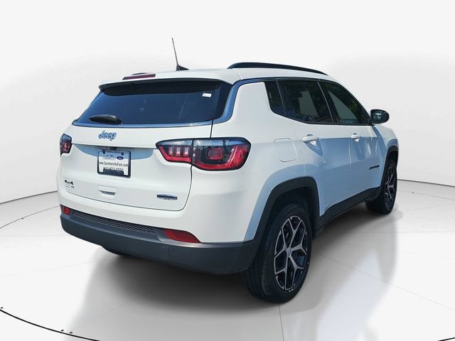 Used 2024 Jeep Compass Latitude AWD/4WD video 3