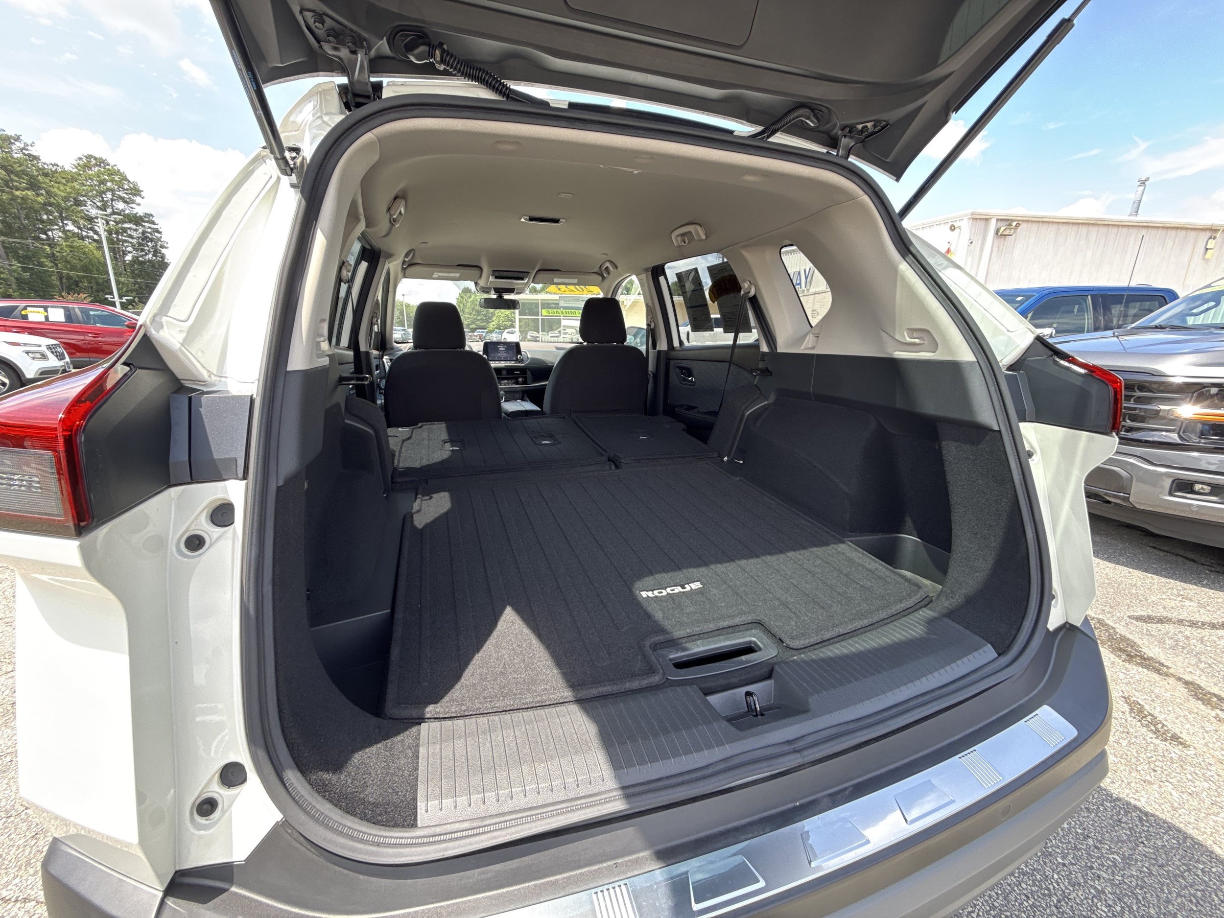 Used 2023 Nissan Rogue SV AWD/4WD image 25