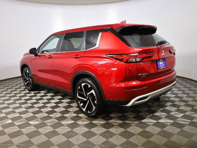 Used 2023 Mitsubishi Outlander SE image 2