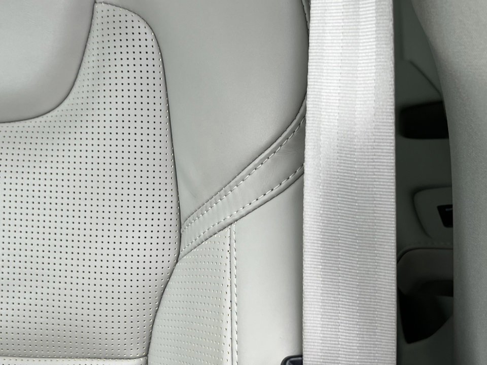 Used 2022 Volvo XC60 B5 Inscription image 18