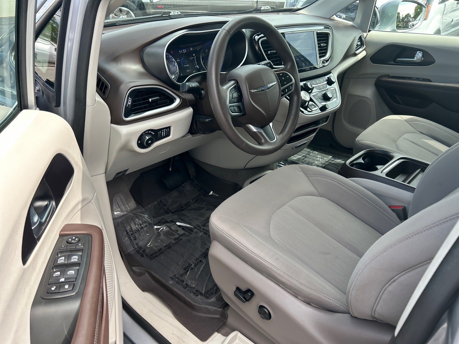 Used 2020 Chrysler Pacifica Touring w/ Advanced Safetytec Group FWD image 7