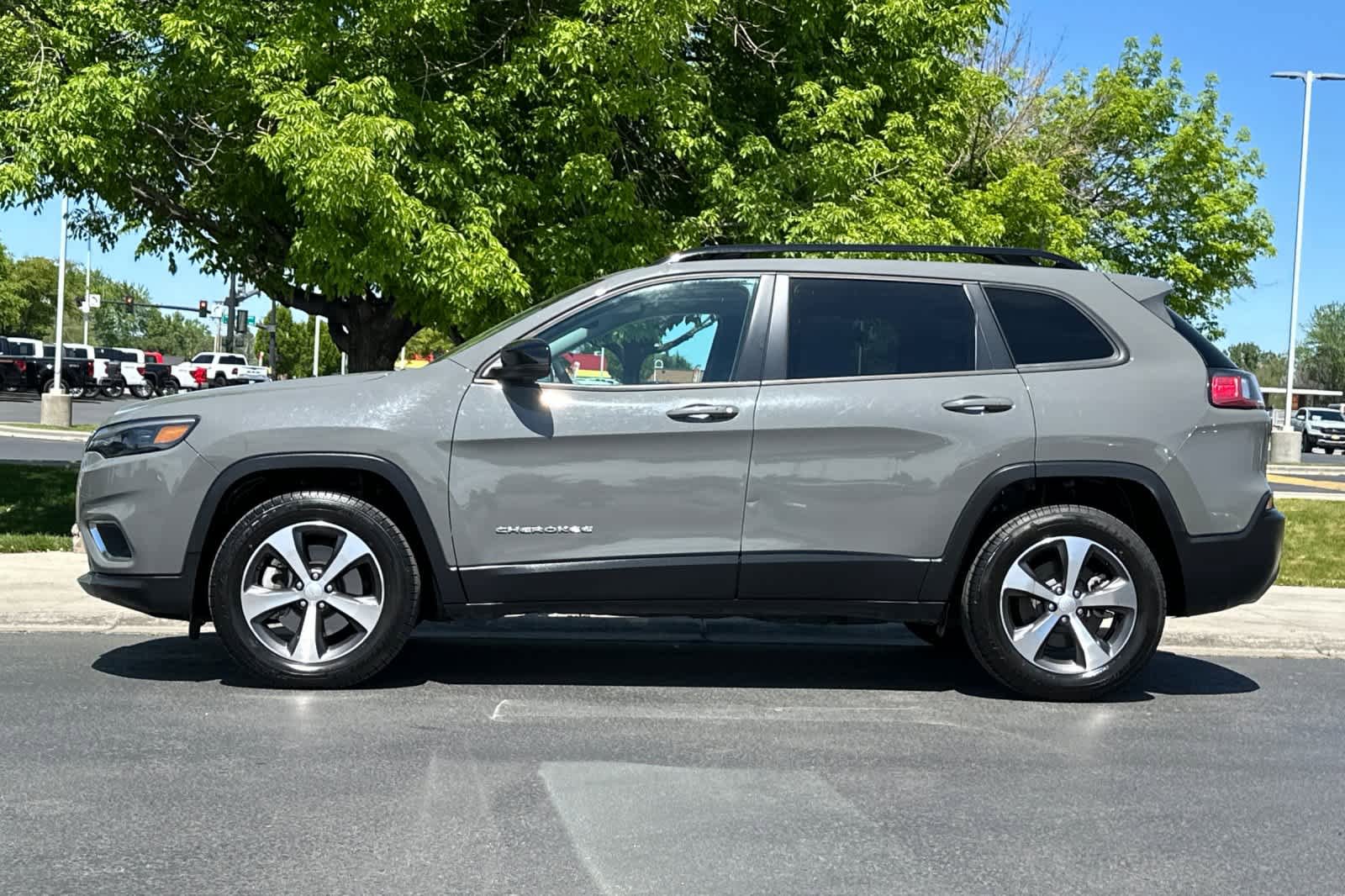 Used 2022 Jeep Cherokee Limited AWD/4WD image 5