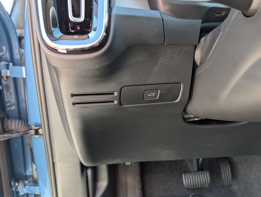 Used 2025 Volvo XC40 B5 Plus AWD/4WD image 23