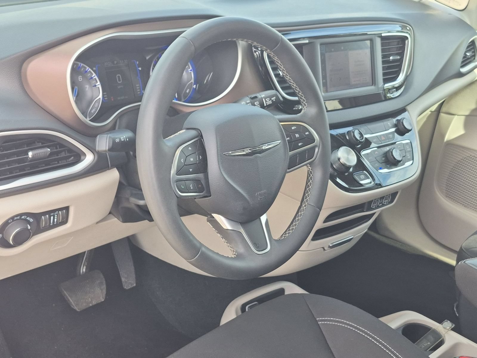 Used 2024 Chrysler Voyager LX FWD image 11