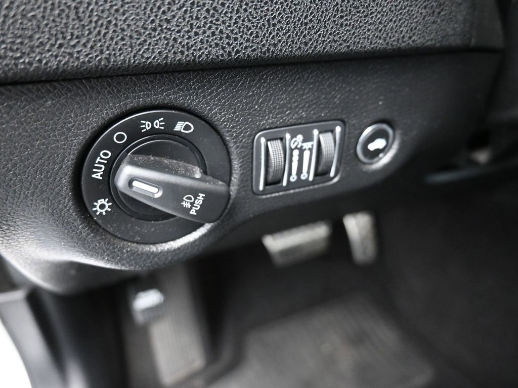 Used 2019 Dodge Charger R/T w/ Blacktop Package image 13