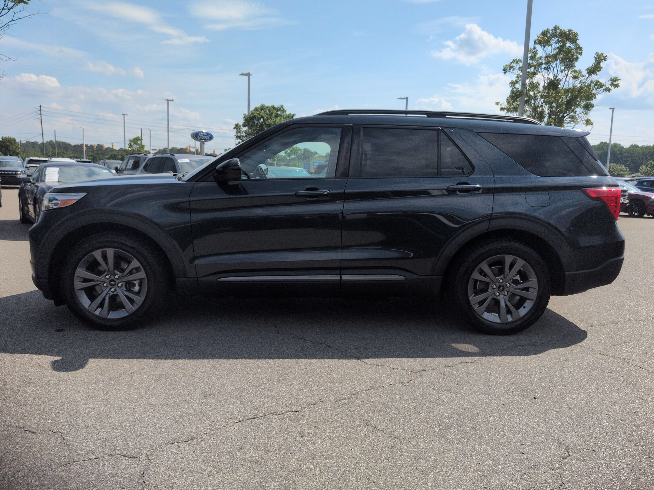 Certified 2022 Ford Explorer XLT w/ Equipment Group 202A RWD image 7