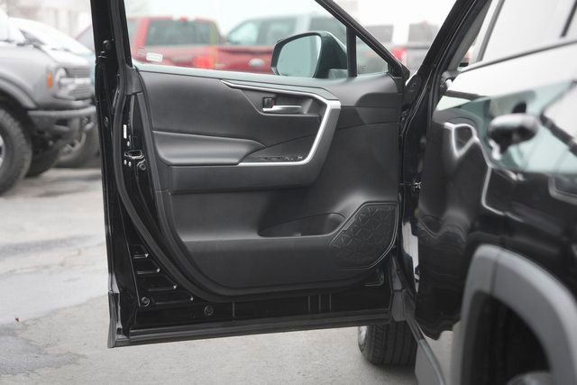 Used 2021 Toyota RAV4 XLE w/ Convenience Package image 30