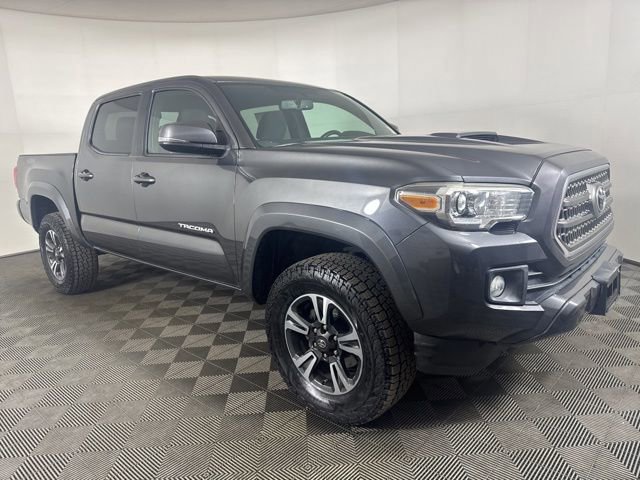 Used 2017 Toyota Tacoma TRD Sport AWD/4WD image 7