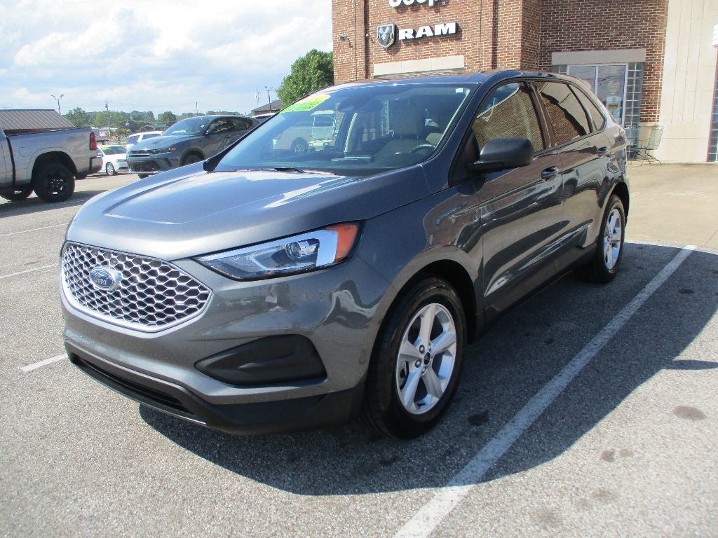 Certified 2024 Ford Edge SE image 3