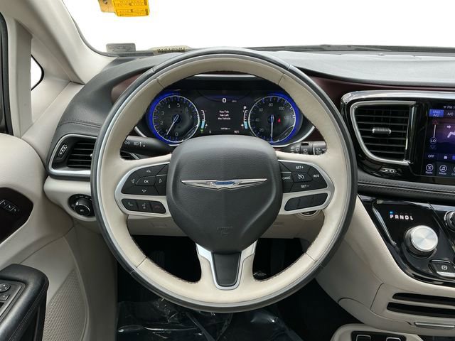 Used 2017 Chrysler Pacifica Limited FWD image 13