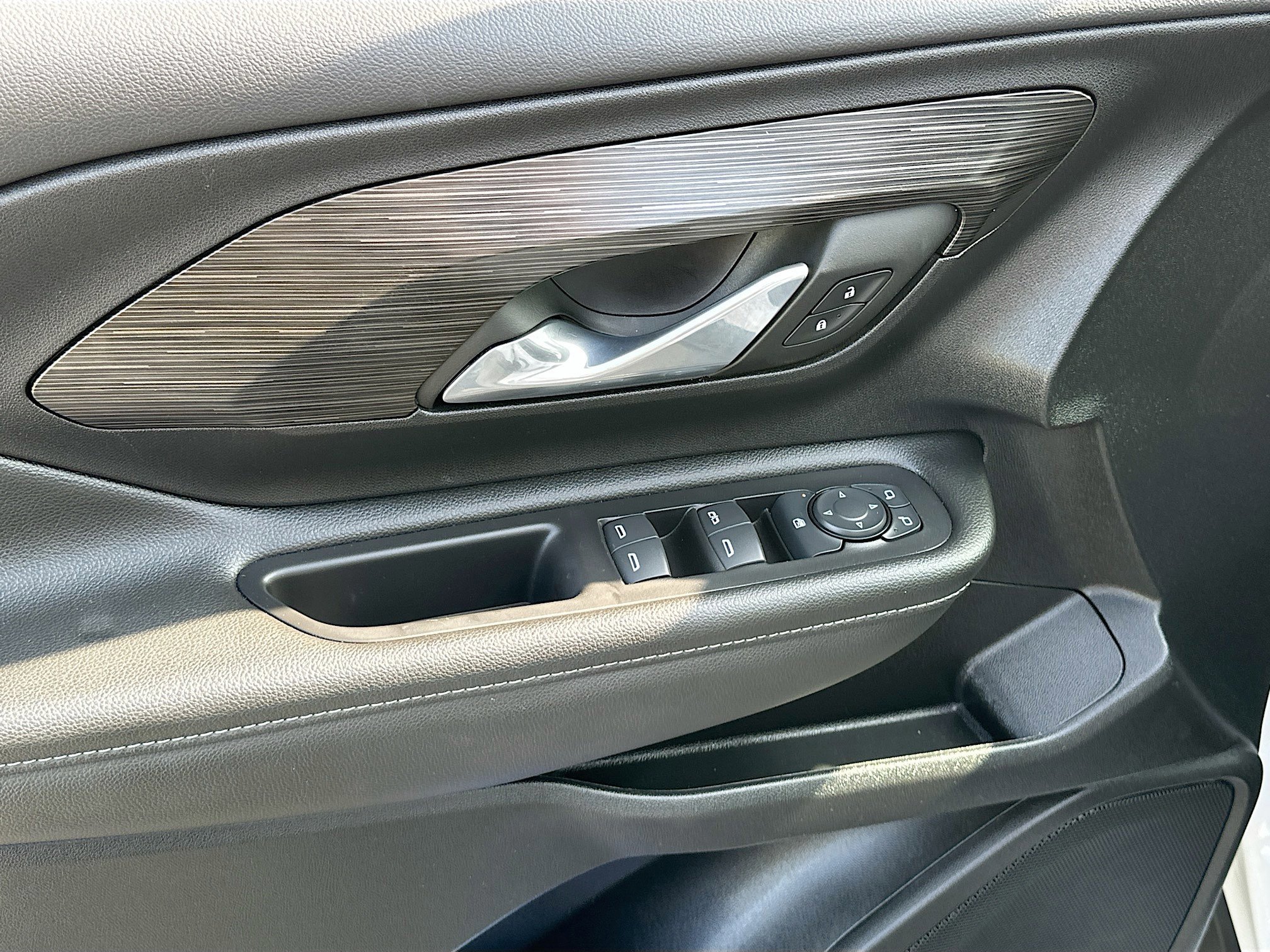 Used 2024 GMC Terrain SLE image 17