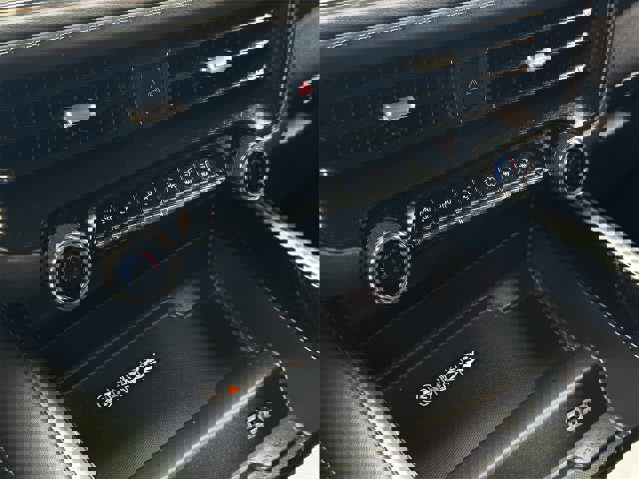 Used 2025 Chevrolet Suburban Z71 w/ Comfort Package image 20