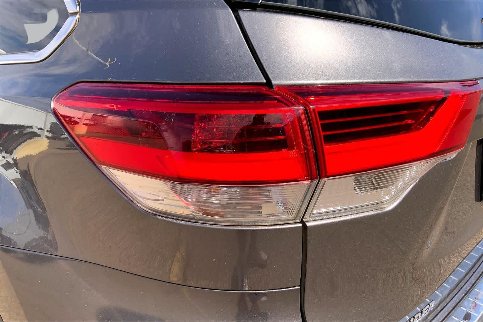 Used 2017 Toyota Highlander XLE AWD/4WD image 29
