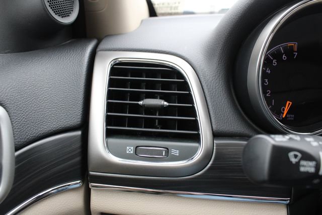 Used 2020 Jeep Grand Cherokee Limited AWD/4WD image 9