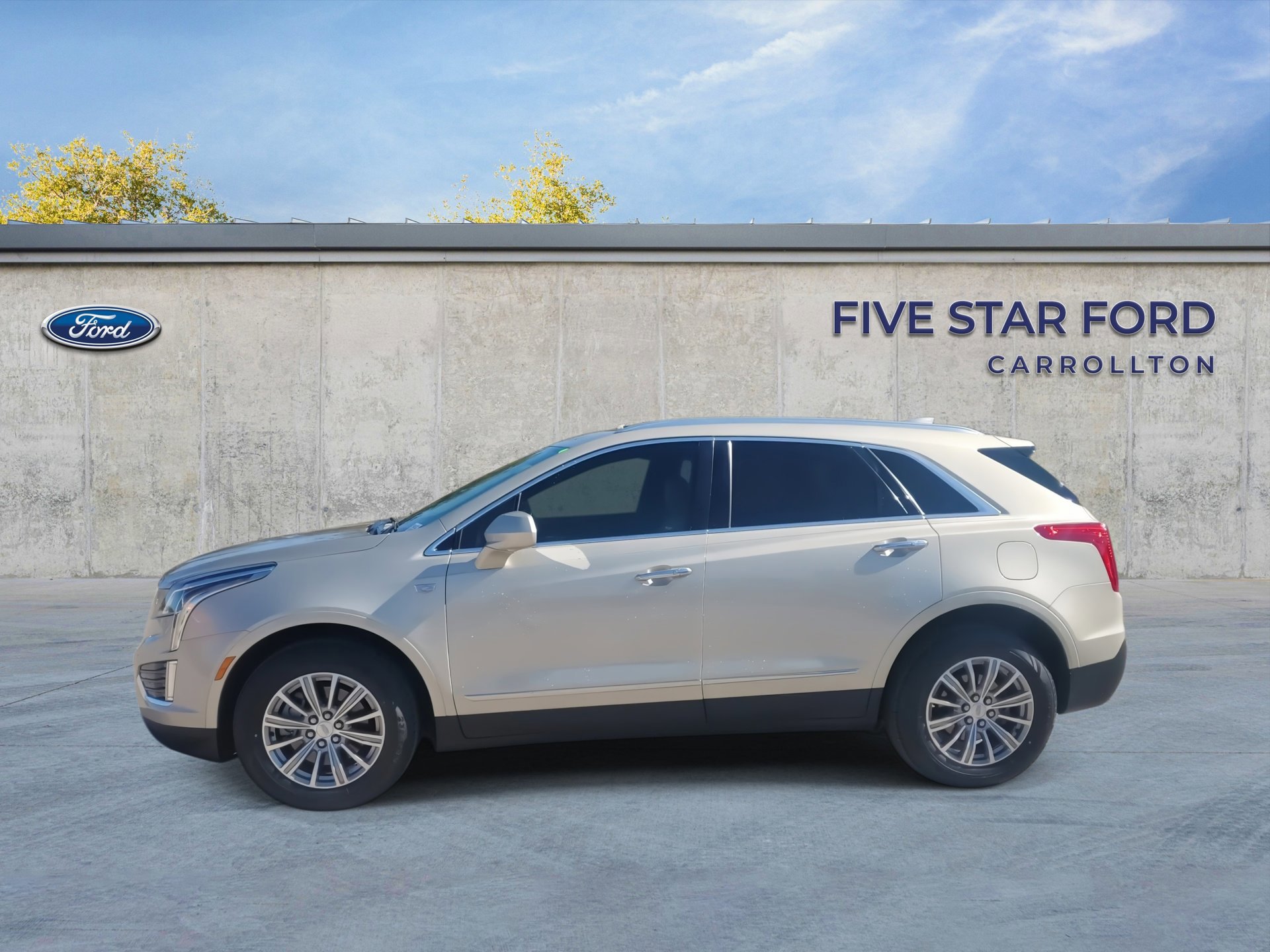 Used 2017 Cadillac XT5 Luxury image 2