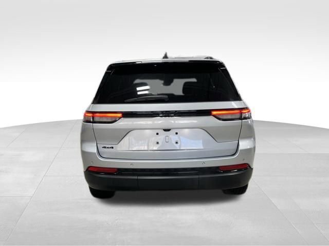 Used 2023 Jeep Grand Cherokee Altitude image 3